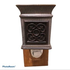 Plug in Scentsy warmer